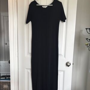 Misook Black Sheath Dress with Crew Neck and Short Sleeves